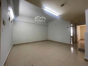 chung cư 1050 cho thuê : 2pn, 1wc, nhà sơn mới , chỉ 8.5tr!