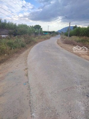 bán vườn tại xuân lộc, 3 mt, view núi sát nhựa giá 450tr/ 1 sào, dt: 4000m2