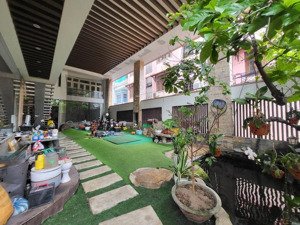 bán siêu biệt phủ lô góc 375m2: nơi duy nhất có bảo tàng xe cổ tại gia.
sở hữu dinh thự đẳng cấp .