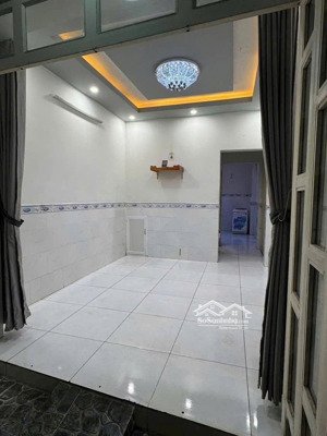 nhà đường hòa hảo cách mặt tiền 1 căn, gốc 2 mặt tiền hẻm xe hơi.