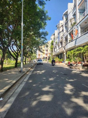 bán nhà mặt tiền 3 tầng bình phú 3 ( 4 x 15 ) đường nhựa 10m đối diện công viên chỉ hoen 8 tỷ.