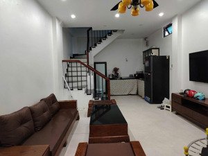 cho thuê nhà ngõ 200 vĩnh hưng, 30mx 5 tầng, 9,5 triệu/ th, 3 ngủ,full nội thất, nhà mới, gần ô tô.