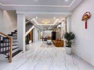 bán nhà mới ngay ngã tư hàng xanh, 60m2 (4.6x13m) 2 tầng 3 phòng ngủ đủ nội thất, chỉ 6.85 tỷ tl