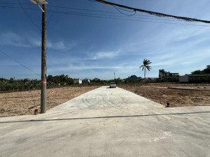 bán lô đất ở 400m2, ngay đầu đường cây thông trong, cách tt dương đông 2km. đường ô tô 7m quá đẹp