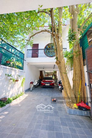 có 1 ngôi nhà mặt phố 170m2 ẩn mình nhẹ nhàng như một khu vườn nhỏ giữa tp náo nhiệt.