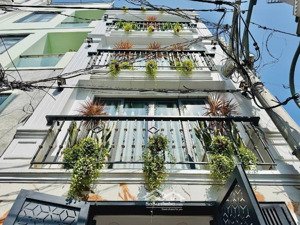 nhà đẹp ngay dương quảng hàm & nguyễn thái sơn. khu vip