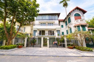 biệt thự ~300m2 - mặt tiền quyền lực 13m - 6x tỷ
biệt thự 3 thoáng - vỉa hè - gara ô tô - gần hồ