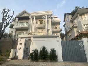 villa sân vườn 10x20m 1 trệt 2 lầu kdc đường quốc hường-gía 50tr/th