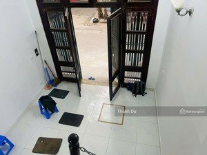 cho thuê nhà nguyên căn ngọc lâm, gần chợ , bến xe, ga long biên ô tô đỗ cửa, 6 phòng ngủ 14tr