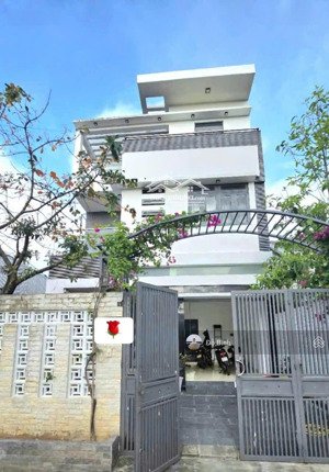 cho thuê nhà 3 tầng đường: trương minh giảng - 5pn - 3wc - sân rộng