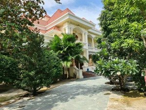 bán gấp biệt thự sân vườn siêu đẹp mt quốc hương, thảo điền - 299m2 - 3 tầng thang máy gía 76,9 tỷ