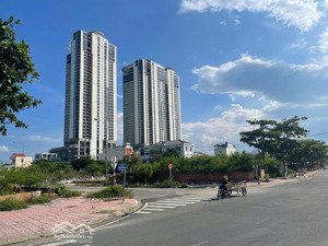 bán đất mặt tiền phạm văn đồng nha trang diện tích : 413,4m2 ngang 23,3m giá 80 tr / m2