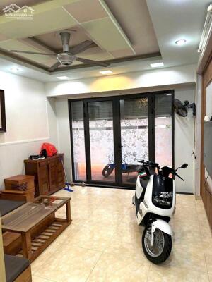  Cho thuê nhà 2 tầng ngõ Trung Lực oto đỗ tận cửa , có chỗ để oto 24/24