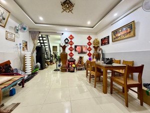 bán nhà kế quận 1 - ngay ngã tư hàng xanh, sổ đẹp vuông vức