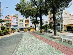 bán gấp - nhà 2 tầng mới đẹp - hxh - gần chợ đầu mối - dt: 100m2