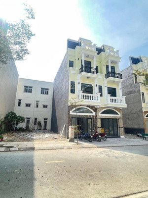 nhà phố hoàn công kdc icon central gần chợ thông dụng, phường tân đông hiệp, tp dĩ an.