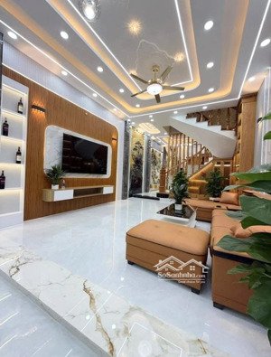 chính chủ gửi nhà cạnh giải phóng- tiện ích đủ,5 phòng ngủ,hai thoáng-46m-8 tỷ 46