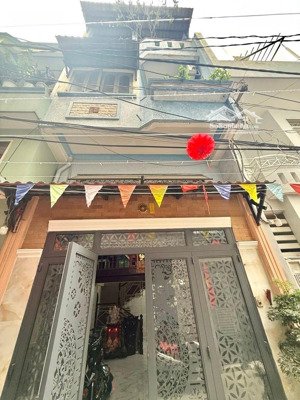 bán nhà 3 tầng mặt tiền ngay sân bay , ngang 4,1*13m , vỉa hè rộng đường nhựa 8m