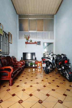 nhà lô góc ngay bến xe miền đông mới, đường xe tải, 2 tầng, nhỉnh 2 tỉ