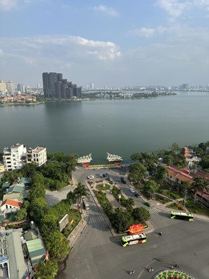 chủ nhà cần tiền bán gấp căn hộ 86m, 3pn2wc full đồ, view hồ tây siêu đẹp, tầng cao thoáng. 13,5tỷ