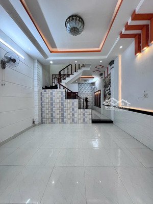 nhà mới 3 tầng ngang đẹp 4,5m ngay kdc hồng long hẻm trước nhà 5m chỉ mang vali vào ở