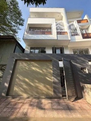 bán 2 căn nhà mới 5 lầu kinh doanh buôn bán được . sát quốc lộ 13 . khu đô thị vạn phúc.