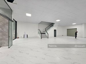 cho thuê 400m2 mặt bằng văn phòng ngân hàng , siêu thị nguyên căn mặt phố nguyễn văn cừ