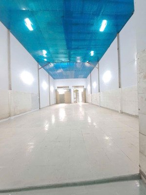 17 tr. kho 200mv kế tên lửa. 8x25m. nền men. ốp gạch tường. trần cao. hẻm 8m nhựa thông