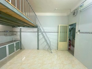 chính chủ cho thuê phòng gác cao, máy lạnh sát trường đh cảnh sát nhân dân cs2 200m