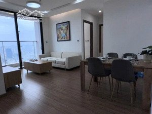 gia đình cần bán căn góc 3pn 114m ,rộng nhất tòa rivera.đông nam, giá 13 tỷ.lh 093624211