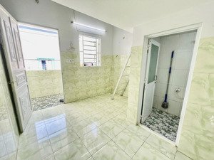 gác cao, view ban công thoáng mát cách học viện bưu chính chỉ 750m. vào ở miễn phí tiền nhà tháng 2