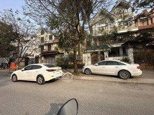 biệt thự đỗ quang -cầu giấy diện tích:270m 5 tầng -mt:18m -giá : 130 tỷ -lh gấp:0966148588