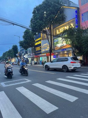 chỉ 33 tỷ sở hữu nhà mặt phố đường lê thánh tôn, cách biển chỉ 500met ngay vòng xoay ngã 7