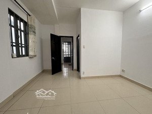 hiếm nhà 3 tầng vừa ở vừa kinh doanh mặt tiền hẻm xe hơi thôngkhu bộ công anngang 5.5m