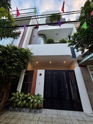 nhà mới đón tết , bán nhà mặt phố 3 tầng xây mới 100% mt đường hoà minh , vị trí nằm sát biển