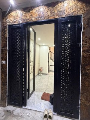 nhà nằm ở vị trí trung tâm quận đống đa - ngõ nông thông tứ tung - gần hồ linh quang - nhà mới đẹp