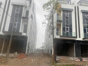 bán lô góc liền kề 2 mặt thoáng, xẻ khe , hướng nam , gần hồ điều hòa