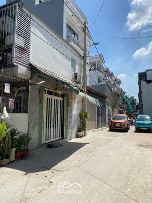 nhà mới 2 tầng ở ngay- đường 6m xe hơi ngủ nhà- 52m2- hoàn công đủ- 2p tới gigamall - chỉ 6.8 tỷ tl