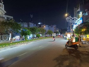 bán gấp nhà mặt tiền lê thúc hoạch cách vài căn tới nhà