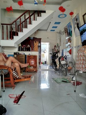 chính chủ bán nhà lầu, đường bê tông 5m - giá 600tr