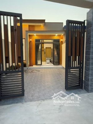 bán căn nhà ngay trung tâm thị trấn long hải, cách đường nhựa lê duẩn 20 m, cách biển 2 km