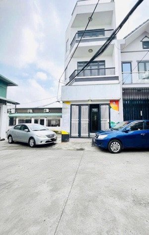 căn góc xe hơi tránh 70m ra mặt tiền ql1k, 3 tầng kiên cố ngang 4.9m cho thuê 11 triệu/tháng