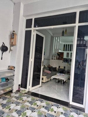 bán nhà góc 2 mặt tiền thủ đức, dt 50m², 1 trệt 2 lầu, gần chợ, giá 4,6 tỷ