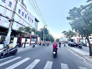 nhà mới đẹp 3 tầng kênh tân hoá, ngay chợ, hẻm nhựa 5m thông, giá 2,3 tỷ tl