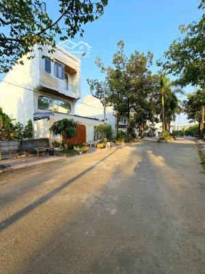 đất nền dự án đường bưng ông thoàn p.phú hữu quận 9 ( đối diện park riverside ).