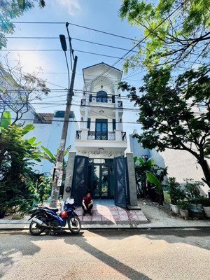 giảm 500tr bán nhà 3 tầng mới tinh đường thông chỉ 5,3 tỷ, 55m2 trục chính buôn bán nhỏ