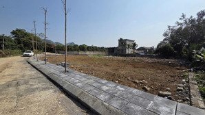 cần tiền nên em bán lại lô đất full thổ cư diện tích 80m, mặt tiền rộng, đẹp, giá rẻ, ký trong ngày