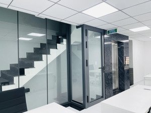 cần cho thuê gấp căn shophouse 1 trệt 1 lửng 3 lầu 5x20m hoàn thiện cơ bản. lh 