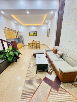 nhà dân xây long biên 40m2 chính chủ, gần cầu, gần ôtô tránh