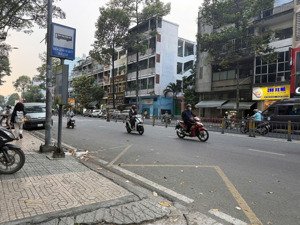 trần phú - quận 5 - 65m2 - xe hơi đỗ cửa - nhà cũ tiện xây mới - nhỉnh 8 tỷ